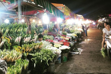 Quang Ba Flower Market in Hanoi