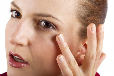3 cách giúp trị quầng thâm mắt tại nhà bằng nguyên liệu tự nhiên