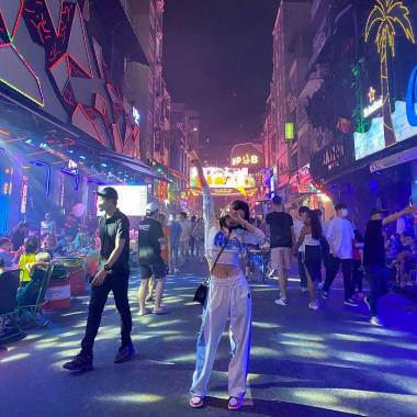 ‘Quẩy hết mình’ tại những khu phố Tây nổi tiếng ở Việt Nam