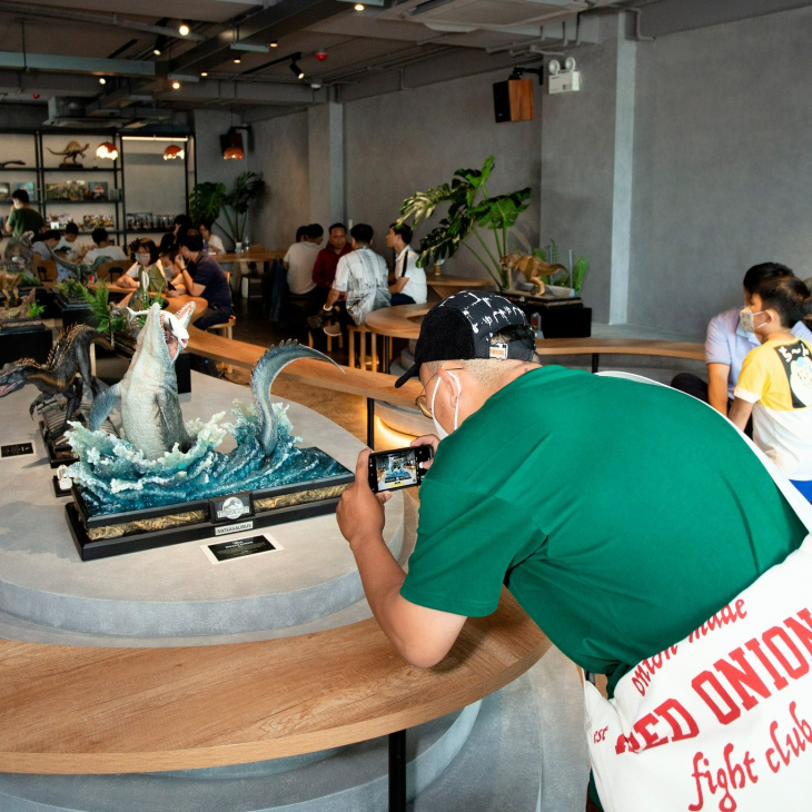 khám phá, trải nghiệm, check in ngay quán cà phê “lai” phòng triển lãm mô hình khủng long cực độc và lạ tại sài gòn