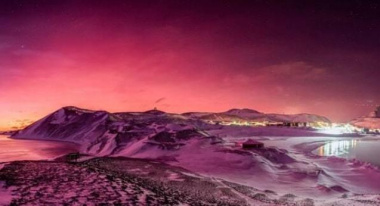 Bầu trời Nam Cực bừng sáng rực rỡ màu tím sau vụ phun trào núi lửa