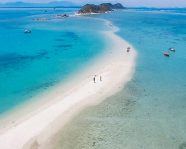 Bạn đã đi qua con đường xuyên biển độc đáo ở đảo Nhất Tự Sơn chưa?