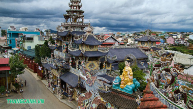 Chùa Linh Phước – Ngôi chùa làm từ ve chai và 11 kỷ lục Việt Nam