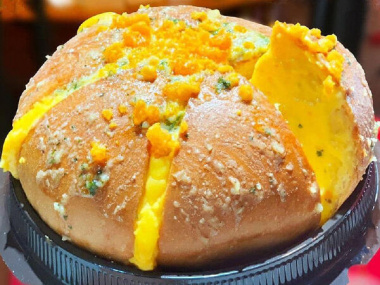 Top 10 tiệm bán bánh mì phô mai bơ tỏi ngon không thể bỏ qua ở TP. Hồ Chí Minh