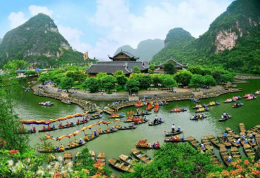 Top 10 địa điểm bạn nhất định phải ghé thăm nếu tới Ninh Bình du lịch trong mùa hè này.