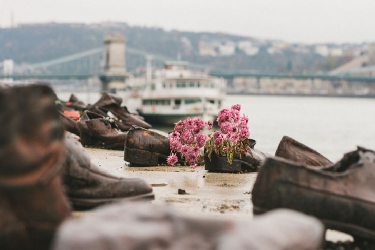 budapest, du lịch, budapest và câu chuyện về những đôi giày bên bờ sông danube