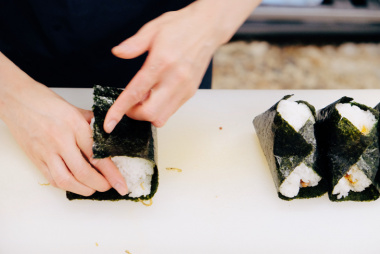Bí quyết để làm onigiri ngon! Chia sẻ từ một cửa hàng onigiri lâu đời hơn 60 năm tuổi ở Tokyo