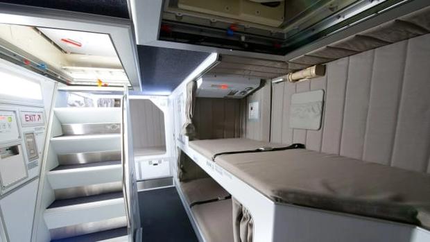 tiếp viên hàng không, giường ngủ trên máy bay, , khám phá, trải nghiệm, khám phá không gian riêng của tiếp viên hàng không trên máy bay