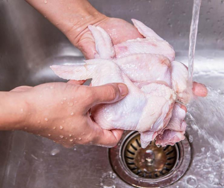 không nên rửa thịt gà, ngộ độc thực phẩm, , ẩm thực, chuyên gia chỉ ra lý do tại sao không nên rửa thịt gà trước khi nấu