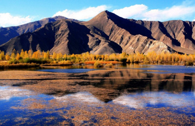 Có một Hồ Kim Sắc Tây Tạng đẹp mơ màng vào những ngày thu