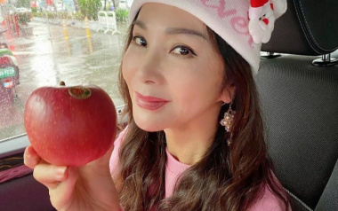 ‘Bà dì hot nhất Đài Loan’ ăn táo hàng ngày giữ eo thon