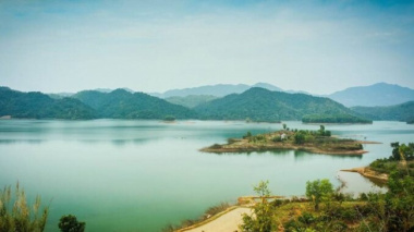 Why is the Bac Giang Cam Son Lake tourist area likened to ‘Ha Long Bay on the mountain’?