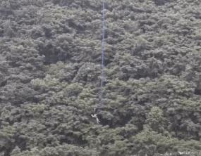 Nhảy bungee, du khách bị treo lơ lửng ở độ cao 168 mét nửa giờ