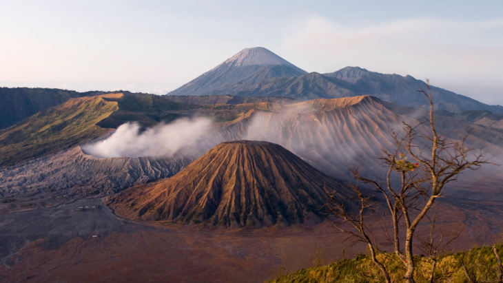 du lịch bali, du lịch indonesia, du lịch jakarta, du lịch java, núi lửa bromo, có gì trong miệng núi lửa bromo ở đông java, indonesia?