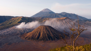 Có gì trong miệng núi lửa Bromo ở Đông Java, Indonesia?