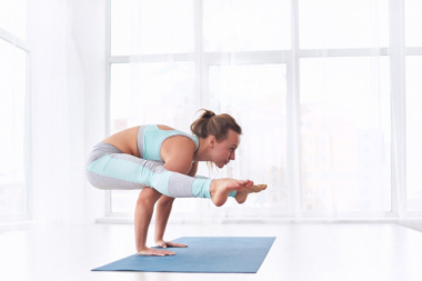 Tư thế con đom đóm – Tư thế yoga nâng cao khiến nhiều yogi mê mẩn