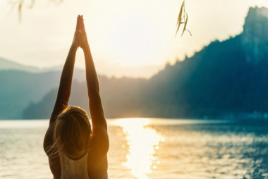 Urdhva Hastasana – Biến thể thường gặp của tư thế yoga trái núi