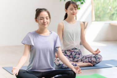 Tư thế ngồi xếp bằng trong yoga và 5 lợi ích bất ngờ