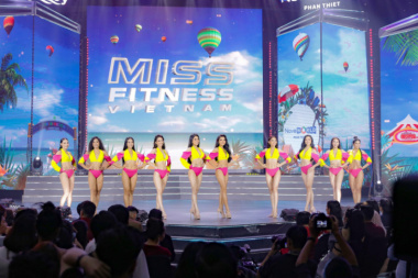 Khó hiểu với thí sinh Miss Fitness Vietnam mặc bikini đánh golf