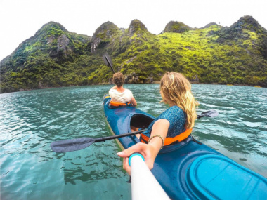 Kayak trên vịnh xanh Lan Hạ