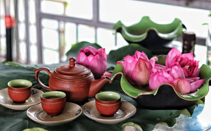 dâng trà, du lịch cố đô huế, du lịch huế, sông hương, thành phố huế, người huế với nghi lễ dâng trà cho sông hương
