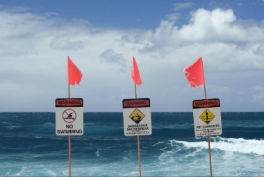Cờ cảnh báo trên biển – Ý nghĩa của các sắc màu, dân mê bơi lội cần thuộc làu