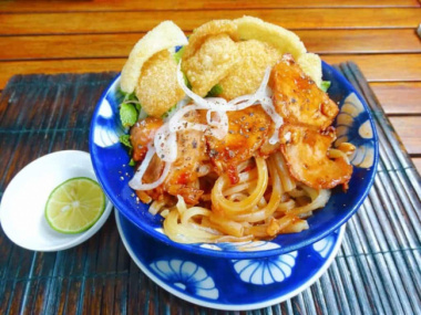 Hoi An Street Food Guide: 15 Dishes & Where To Eat!