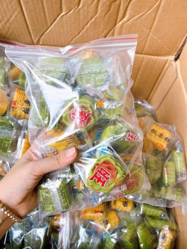 Bánh trung thu mini Trung Quốc giá 4.000 đồng rao bán rầm rộ trên mạng, thời hạn sử dụng gây bất ngờ