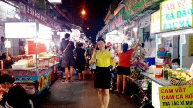 Full of delicious dishes on Ho Thi Ky food street