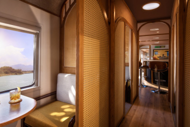 “Hot hòn họt” chuyến tàu duyên hải Miền Trung với không gian cổ điển hệt như trong phim
