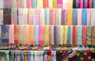 Toplist 8 địa chỉ bán khăn choàng cổ ở TPHCM uy tín, chất lượng