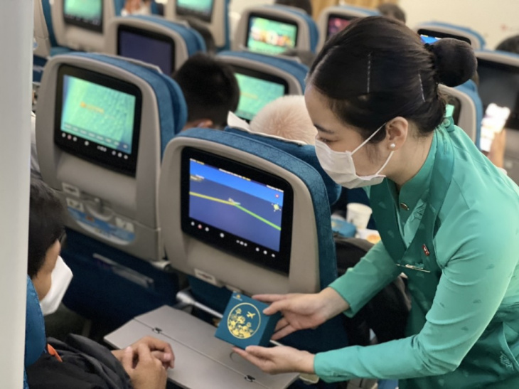 khám phá, hành khách của vietnam airlines được thưởng thức bánh trung thu trên chuyến bay