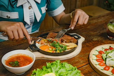 Cùng Tiệm bò Chảo thưởng thức món ăn view rừng thông Đà Lạt
