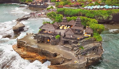 Ngôi đền linh thiên Tanah Lot ở Bali