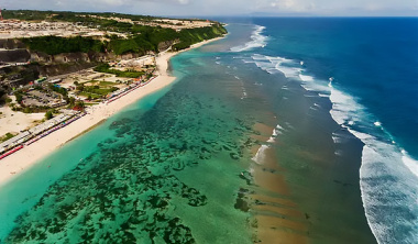 Tham quan bãi biển Pandawa Bali.