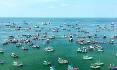 Đến làng chài Hàm Ninh ăn ngon, cảm nhận cuộc sống yên bình trên biển