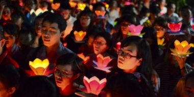 Những lưu ý khi tham gia thả đèn hoa đăng mừng lễ Vu Lan tại Sài Gòn
