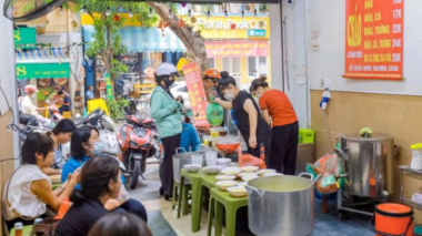 Bean porridge shop for nearly 20 years in Hanoi’s Old Quarter￼