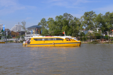 Trải nghiệm Water Bus Sài Gòn ngắm toàn cảnh thành phố trên sông