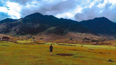 Ngỡ ngàng trước thung lũng Tà Cua Y xanh mướt trên đường trekking Lùng Cúng Yên Bái 