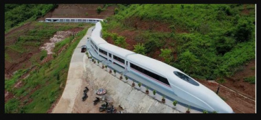 A high-speed train-shaped hotel appeared in Vietnam, located near the world’s longest pedestrian glass bridge