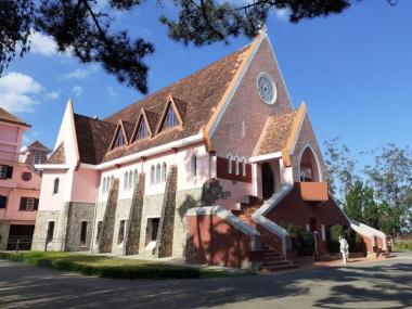 Những nhà thờ cổ nhất ở Đà Lạt thu hút đông đảo khách du lịch tới thăm