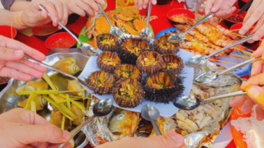 Catch sea urchin and eat it on the spot in the Pirate Islands