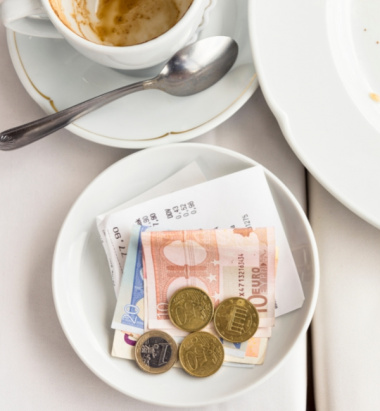 Tiền tip và 6 mẹo chi tiêu tiền tip hợp lý khi đi du lịch nước ngoài