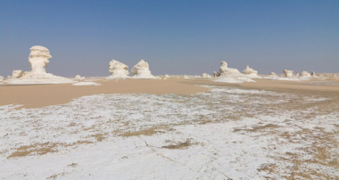Sa mạc trắng của Ai Cập: Cảnh quan ngoài hành tinh bên ngoài các Kim tự tháp