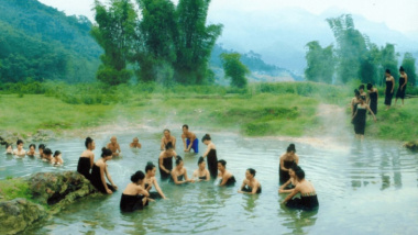 Review “tắm tiên” suối khoáng nóng Bản Hốc Văn Chấn
