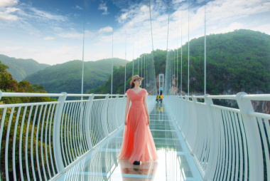 Khám phá cầu kính Bạch Long: Chiếc cầu đi bộ dài nhất thế giới