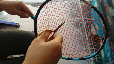 Bật mí 2 cách sửa vợt cầu lông khi bị đứt dây