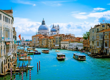 Đi dạo kênh đào Grand Venice trên chiếc thuyền gondola truyền thống