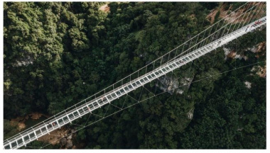 Satisfied with the world’s longest and majestic pedestrian glass bridge between the mountains and forests of Vietnam
